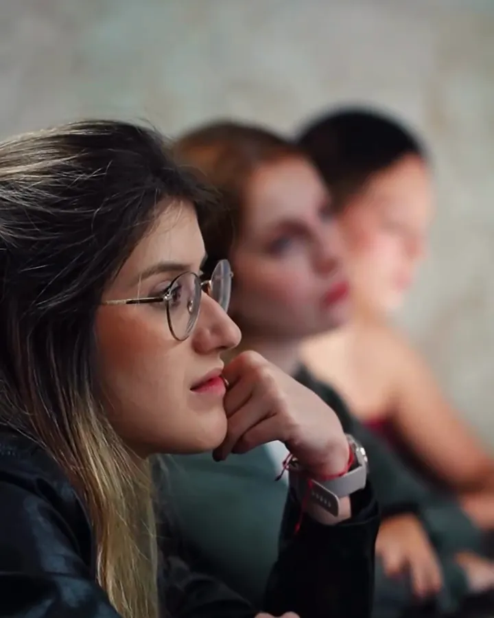 Alunas acompanham a discussão em sala