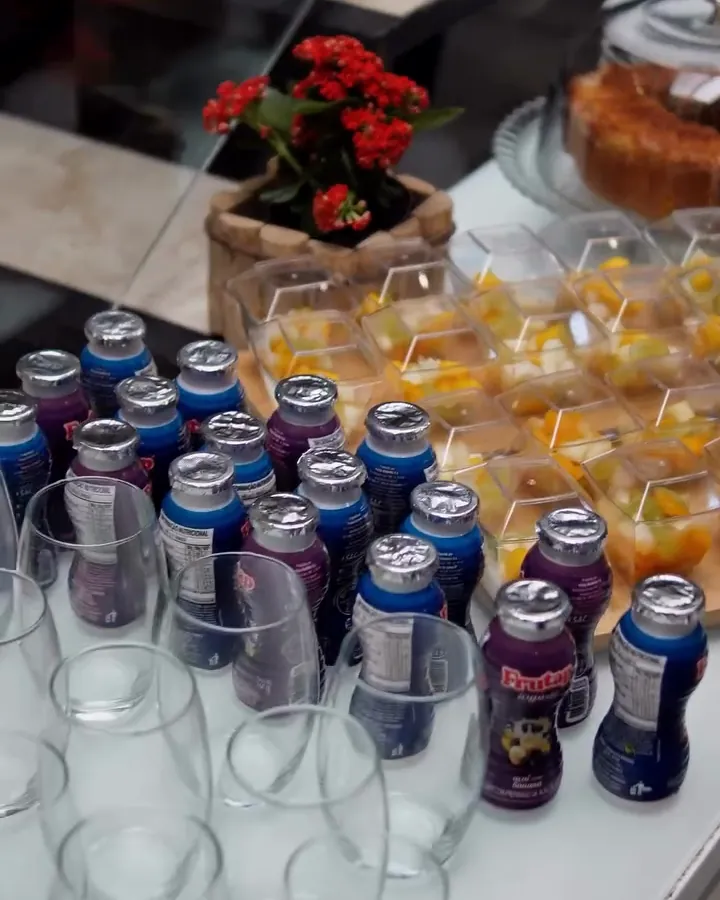 Mesa do intervalo, com frutas e bebidas