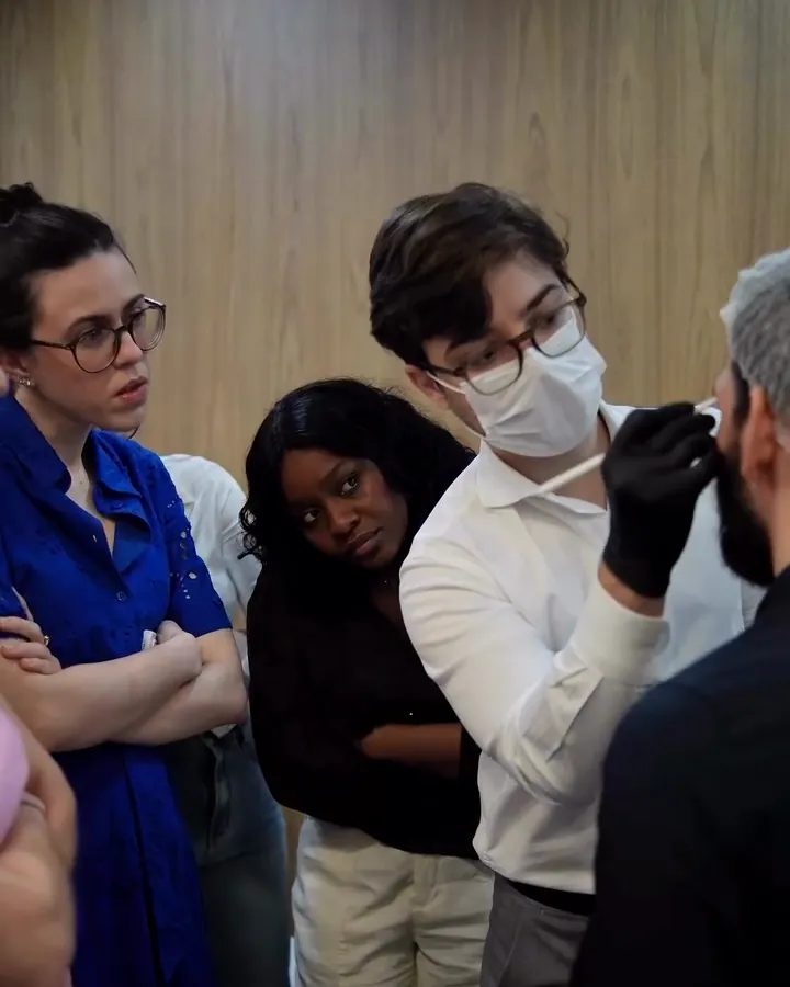 Alunas em volta do Dr. Caíque Dias durante a demonstração